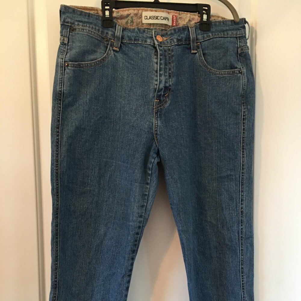 Levi's Women's Classic Capri Blue Jean Size 16 New - Picture 2 of 7